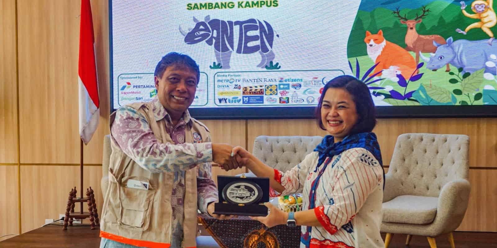 Kepala Komunikasi Korporat dari Chandra Asri Group dan Dekan Fakultas Ilmu Komunikasi bertukar plakat
